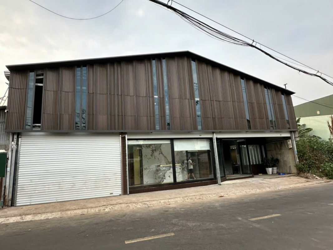 Cửa Cuốn Tấm Liền Úc lắp đặt cho cửa hàng kinh doanh