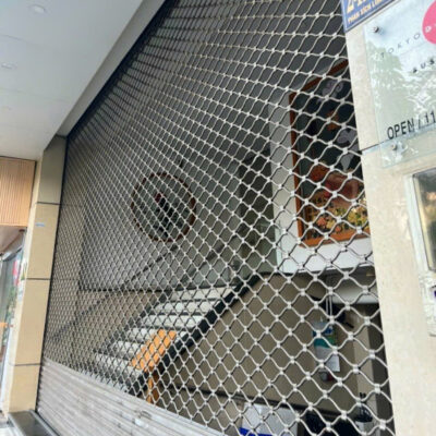 5 Ưu Điểm Nổi Bật Của Cửa Cuốn Lưới Mắt Võng Alumdoor