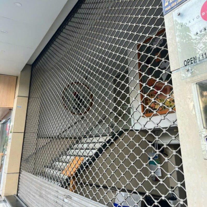 5 Ưu Điểm Nổi Bật Của Cửa Cuốn Lưới Mắt Võng Alumdoor