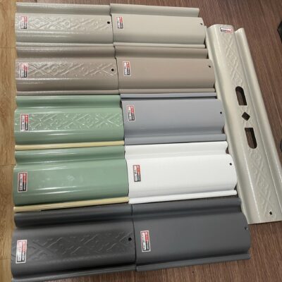 Ảnh cận cảnh nan cửa cuốn siêu trường chịu được gió bão