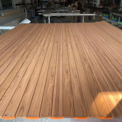 Cửa Cuốn Khe Thoáng Alumdoor Mẫu Sang Trọng Cao Cấp màu Vân Gỗ