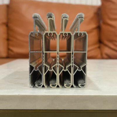 Hình ảnh cận cảnh nan cửa cuốn có gioăng cao su giảm chấn.