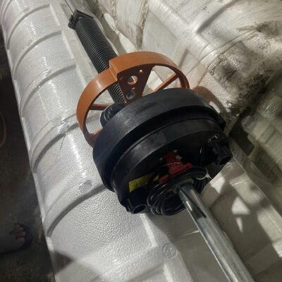 Motor cửa cuốn ống nằm gọn trong trục cuốn.