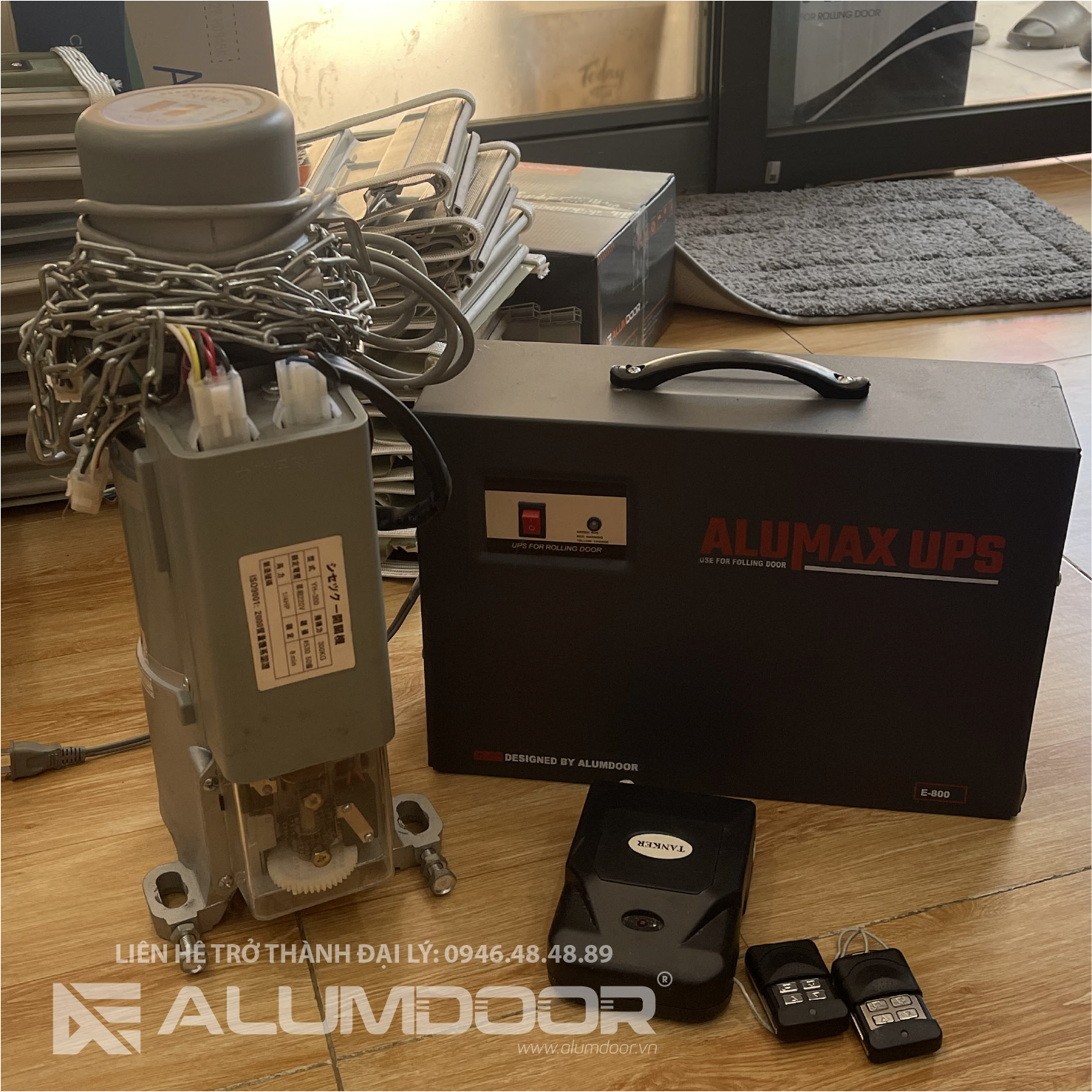6 Tiêu Chí Chọn Phụ Kiện Cửa Cuốn Chính Hãng Alumdoor và tem kiểm định.